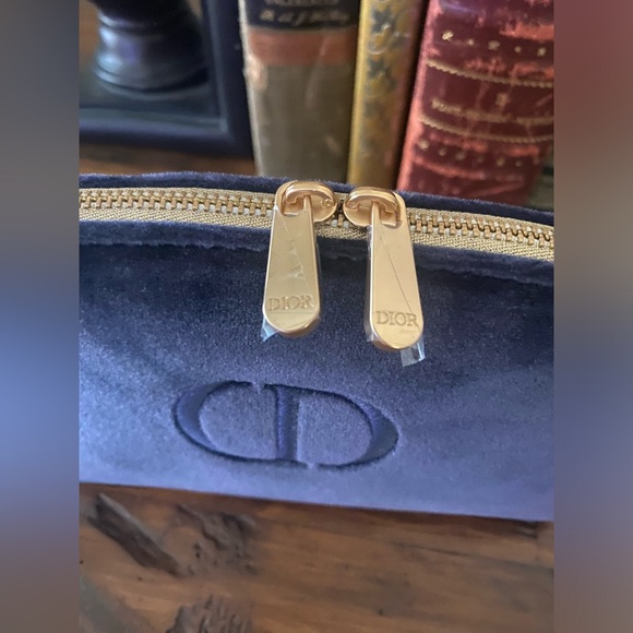 Christian Dior velvet makeup bag - Picture 2 of 3